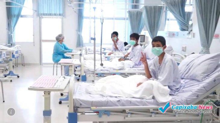 Governo da Tailândia divulga imagens de meninos em hospital