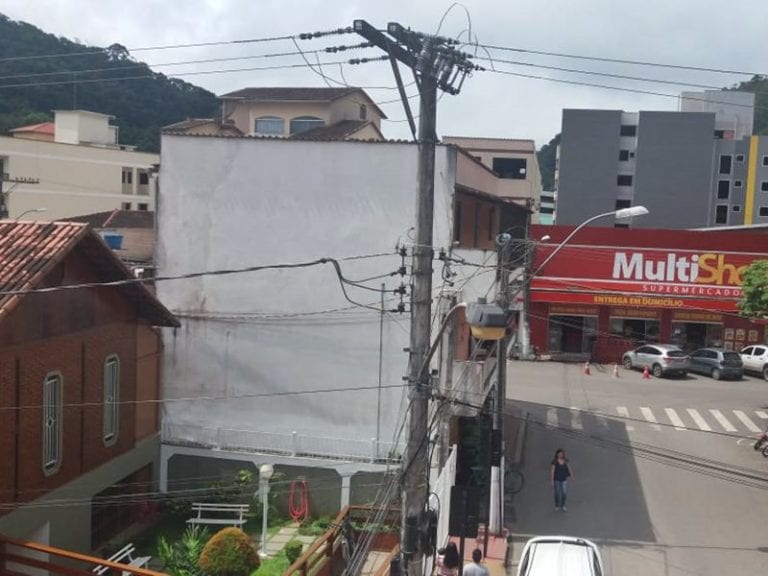 Árvore cai sobre cabos elétricos e provoca queda de energia elétrica em Marechal Floriano e Domingos Martins