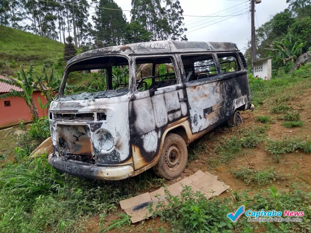 Kombi com estudantes pega fogo em Muniz Freire