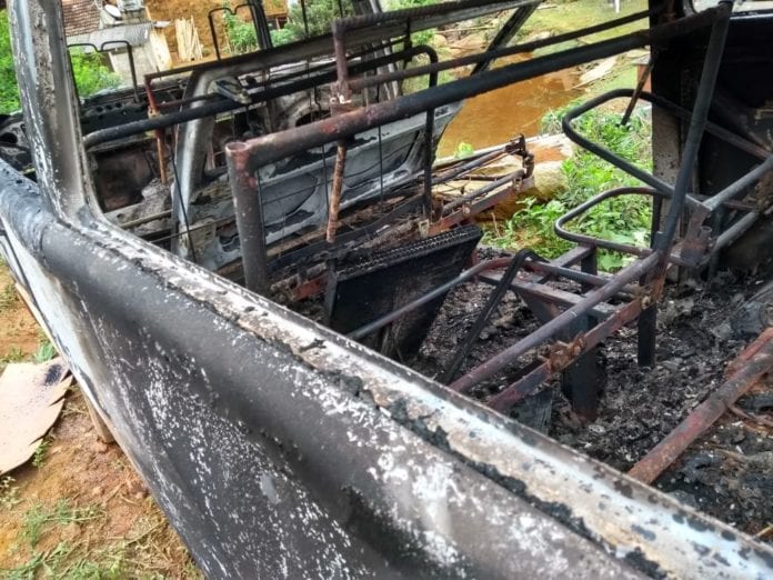 Kombi com estudantes pega fogo em Muniz Freire