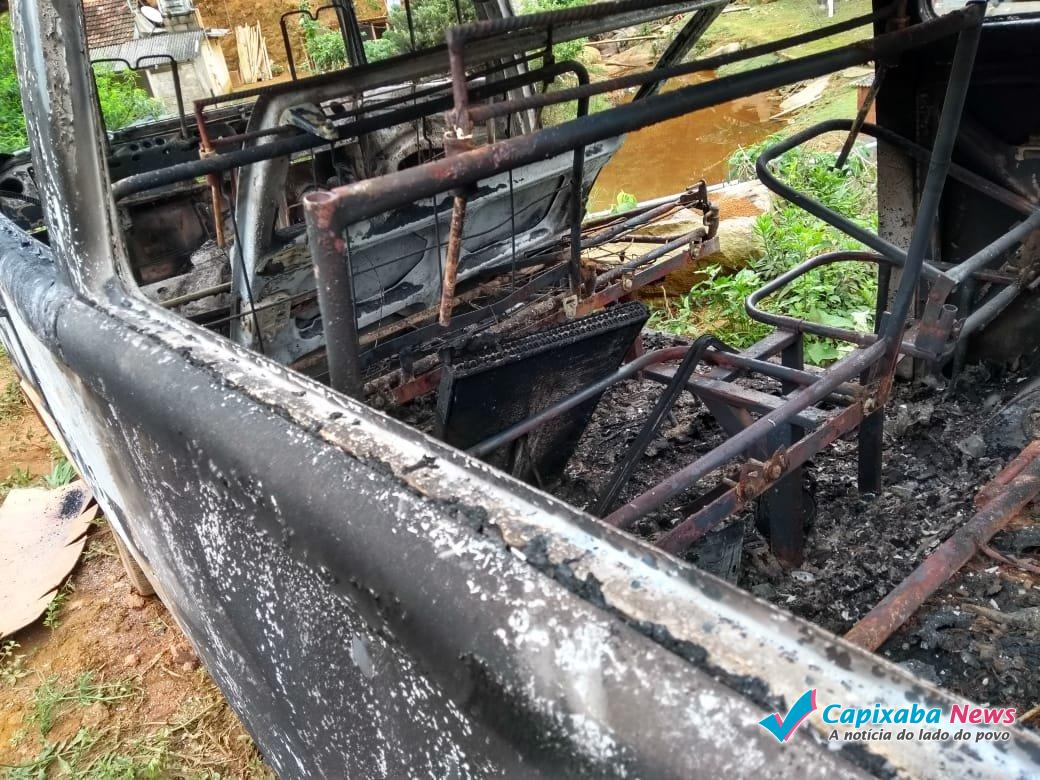 Kombi com estudantes pega fogo em Muniz Freire Kombi com estudantes pega fogo em Muniz Freire