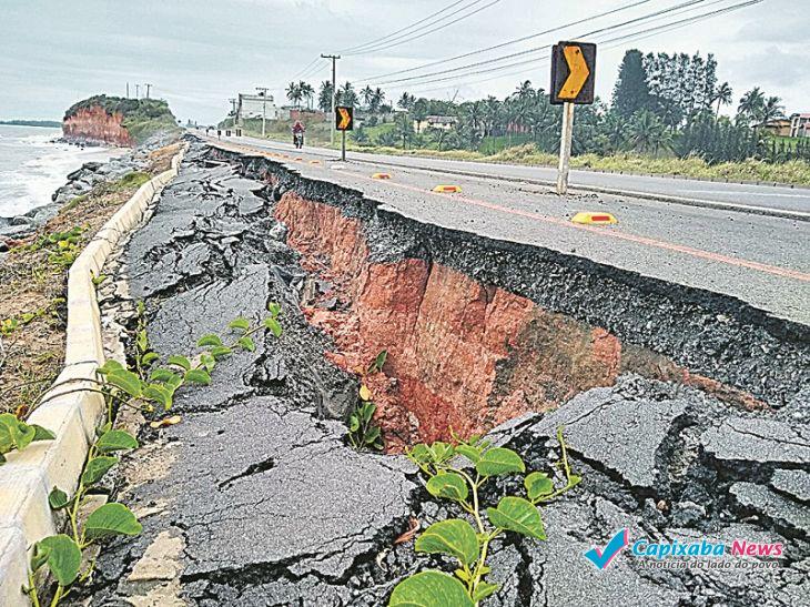 trecho da Rodovia do Sol que cedeu: moradores relatam casos de ciclistas e motociclistas que caíram no local (Foto: Roberta Bourguignon)