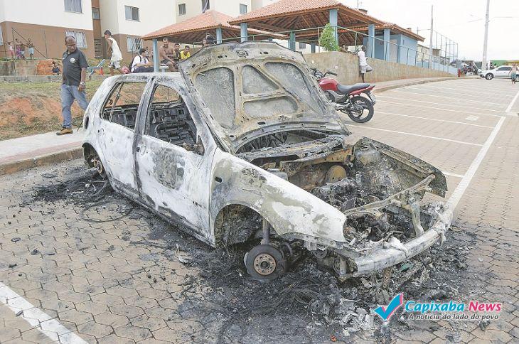 Moradores põe fogo em carro após morte de menino