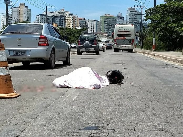 Mulher morre atropelada por ônibus após colisão em Guarapari