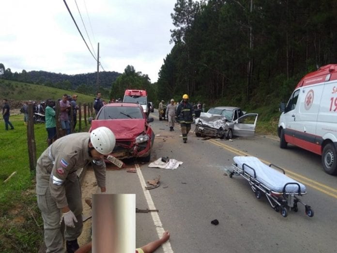 A colisão envolveu um Fiat Strada, um Honda Civic e um Corsa, por volta das 7h30 da manhã desta segunda feira (5)