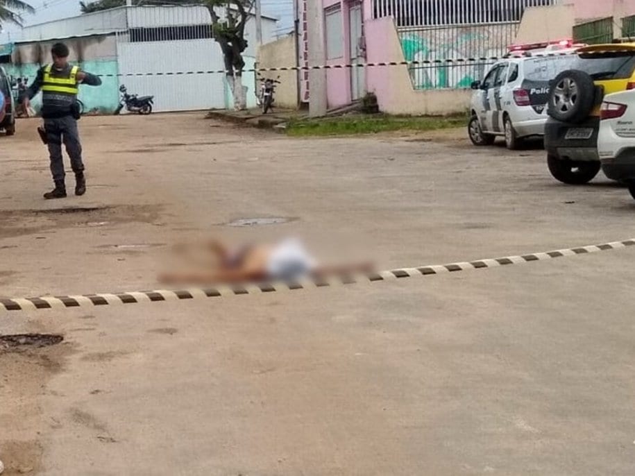 Garoto é morto no meio da rua enquanto caminhava com a mãe Garoto é morto no meio da rua enquanto caminhava com a mãe