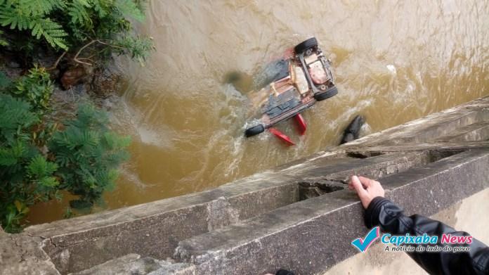 Morre passageira resgatada de carro que caiu no rio em Alegre