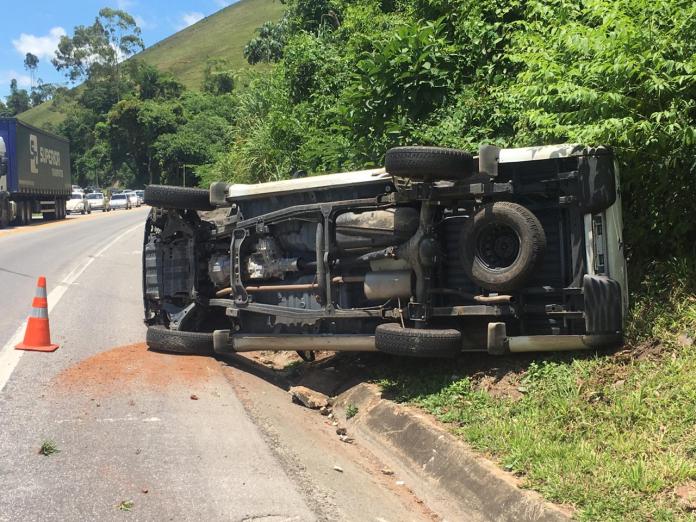 Motorista bêbado quase colide em viatura, provoca acidente e acaba preso em Rio Novo do Sul