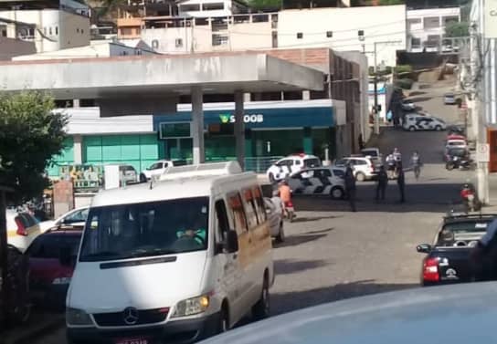 Bandidos sequestram família de funcionário e invadem banco no interior do Estado