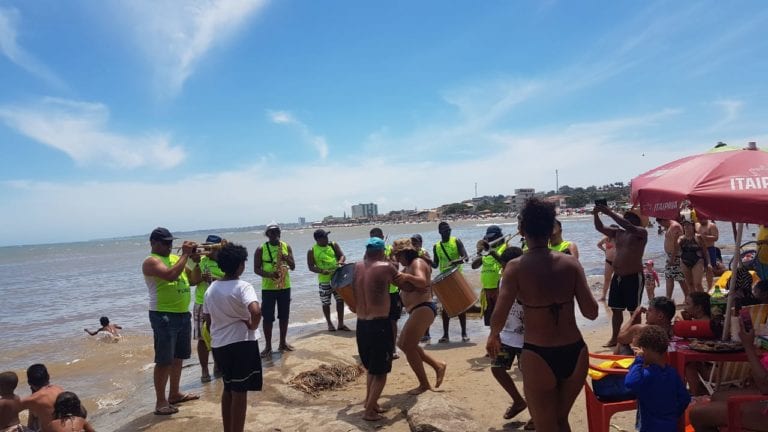 Fanfarras nas praias de Marataízes animaram banhistas no fim de semana