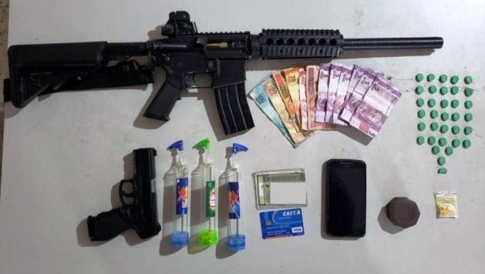 Drogas sintéticas e réplicas de arma apreendidas pela PM em Vitória