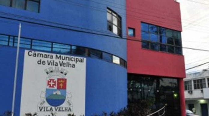 Irregularidades em contratação de institutos de capacitação levam a condenação de presidente da Câmara de Vila Velha