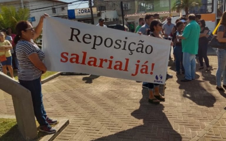 Servidores públicos municipais fazem manifestação em Anchieta