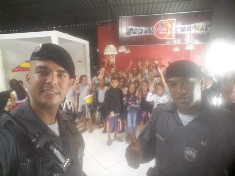 Policiais militares realizam sessão de cinema com alunos da Patrulha Escolar em Piúma