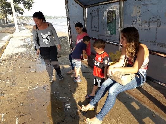 Mar avança sobre avenida e atinge até abrigos de paradas de ônibus em Anchieta