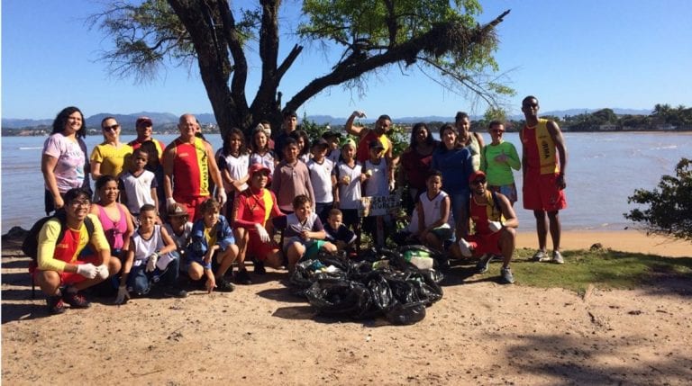 Guarda-vidas desenvolvem projeto com ajuda de alunos para limpeza das praias em Anchieta
