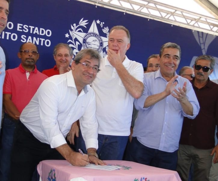 Casagrande e Ricardo assinam ordem de serviços para recuperação da orla de Piúma