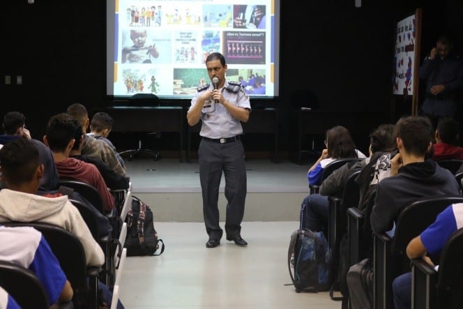 Comandante da 10ª Cia Independente apresenta palestra na Escola Viva de Anchieta