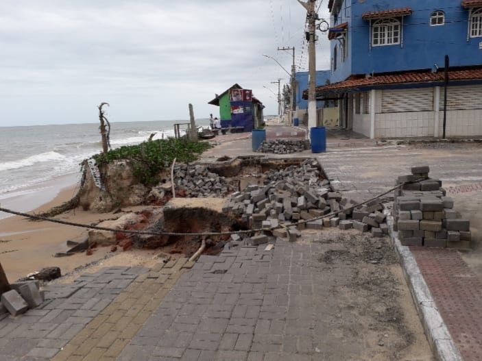 Prefeituras do litoral sul tentam conter o avanço do mar