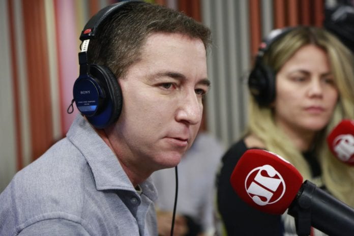 Glenn Greenwald chama Augusto Nunes de covarde e leva porrada ao vivo no Pânico da Jovem Pan