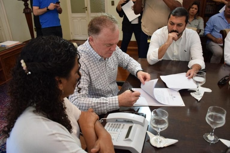 Governador assina Projeto de Lei que estabelece diretrizes para Educação de Tempo Integral