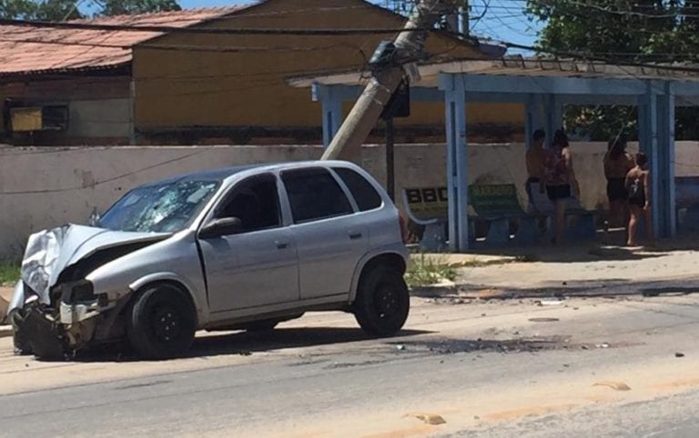 Marataízes: carro colide com poste e vários bairros ficam sem energia elétrica e comunicação