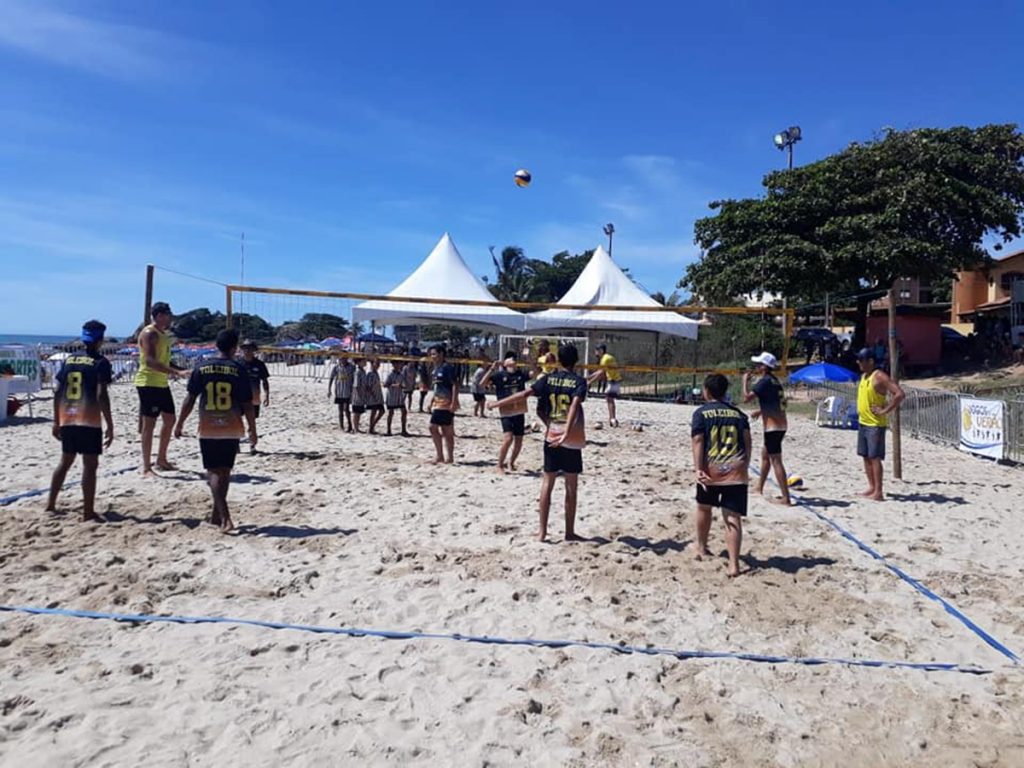 Crianças de projeto jogaram vôlei com os irmãos Magalhães 