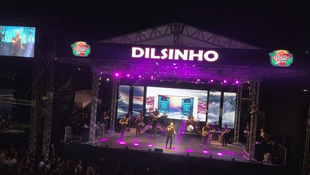 Show do cantor Dilsinho leva mais de 60 mil pessoas a praia de Itaipava