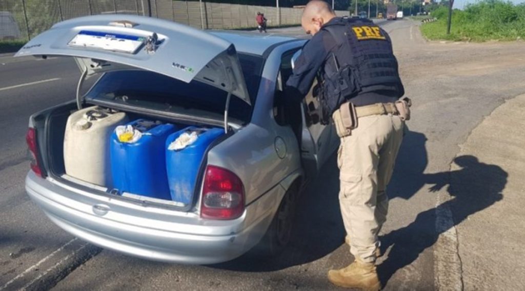 Homens são presos transportando 350 litros de gasolina furtada para revender