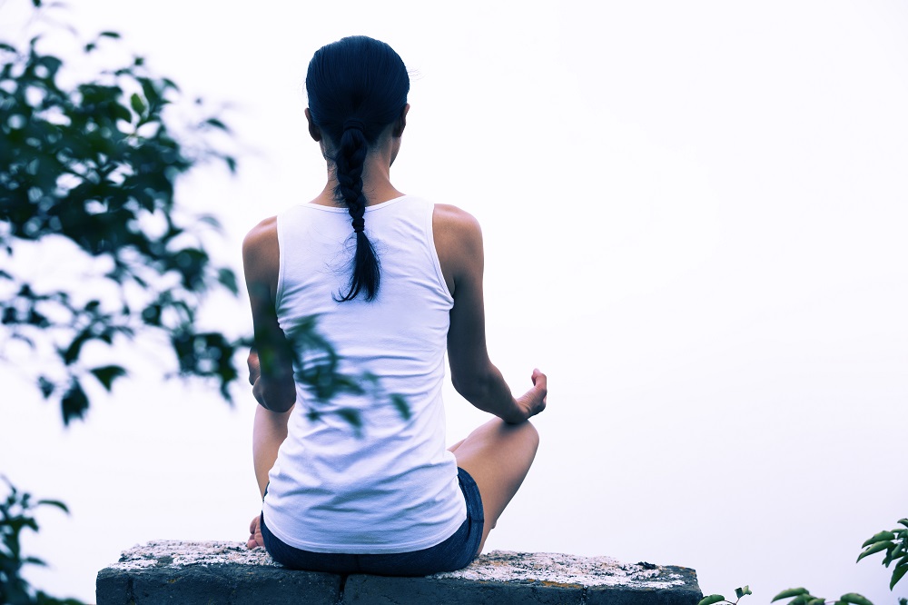 mulher fazendo meditação