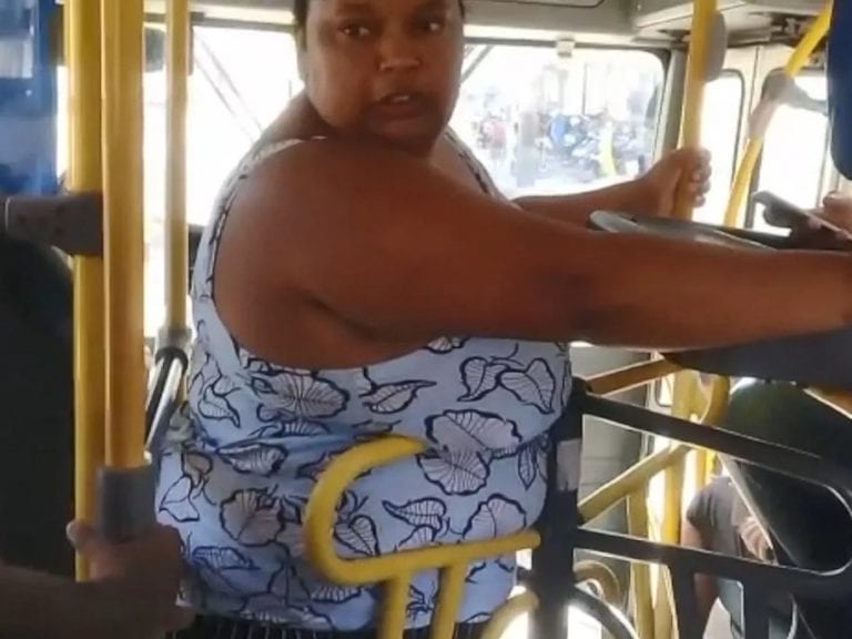 Mulher fica agarrada em roleta de ônibus em Guarapari