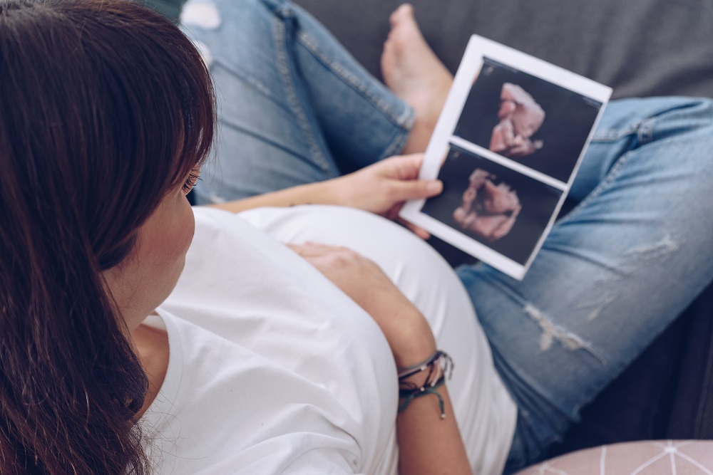 mulher grávida olhando ultrassom
