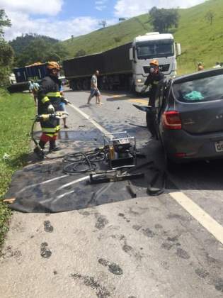 Acidente envolvendo um caminhão, uma carreta e dois carros deixa pelo menos nove feridos na BR 101, em Itapemirim.