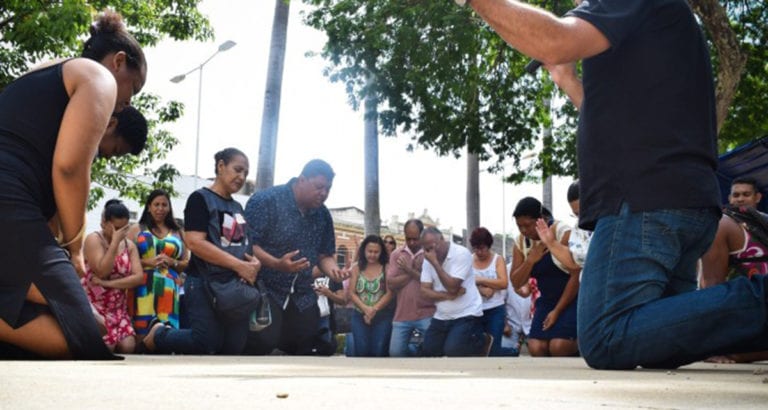 Em apoio às vítimas das chuvas, Anderson Freire e Amaury Bertoqui levam louvor e oração ao centro de Cachoeiro