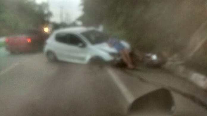 Acidente em Cachoeiro: Vítima fica em cima de capô de carro. Vídeo
