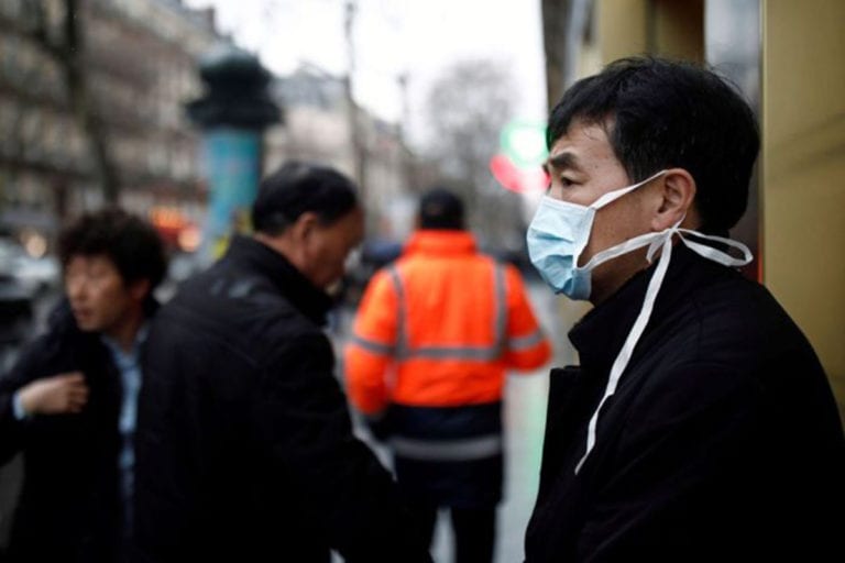 Na China, total de casos de coronavírus sobe para 28.018 e mortes sobem para 563