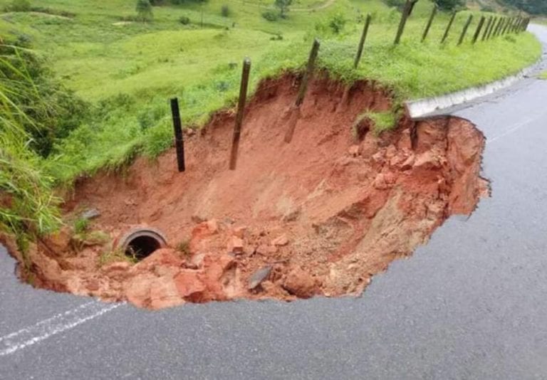 Chuva abre cratera em estrada na zona rural de Alegre-ES