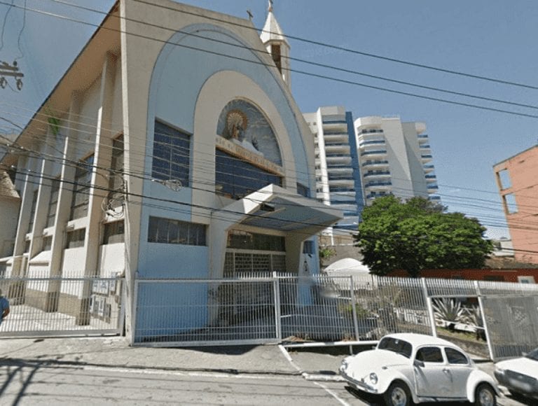 Frei é rendido e tem carro levado por assaltantes dentro de igreja em Cachoeiro