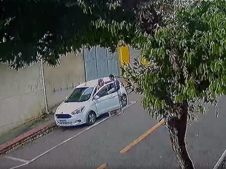 Certeza de Impunidade: Ladrão rouba carro em plena luz do dia em Cachoeiro