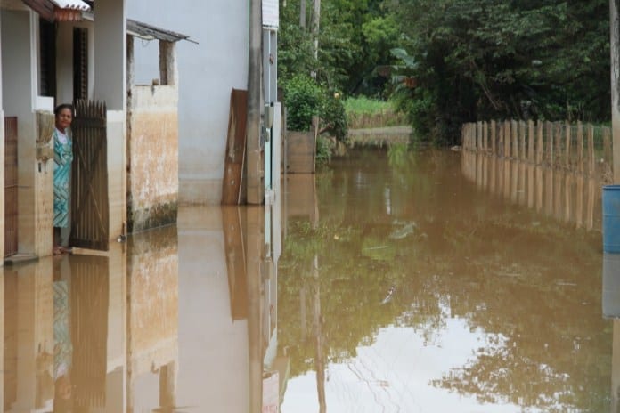 Casas alagadas em Mimoso do Sul-ES após Rio Itabapoana transbordar