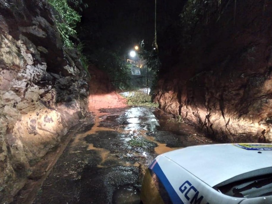 URGENTE: Deslizamento interdita acesso a ponte de ferro em Cachoeiro