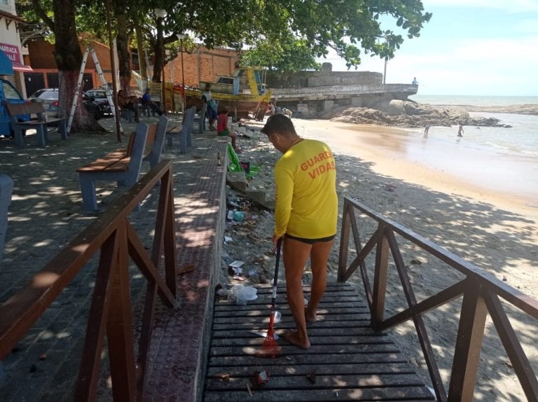 Guarda-vidas de Marataízes fazem além do dever e limpam também a praia