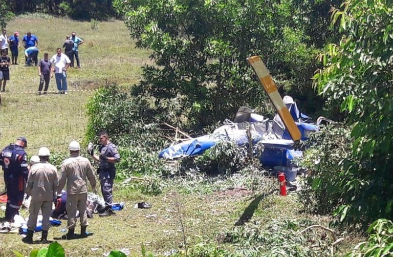 Veja vídeo: casal morre na queda de helicóptero na Barra do Jucu