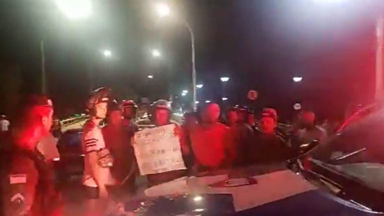 Veja vídeo: motoboys de Piúma protestam contra apreensões de motocicletas