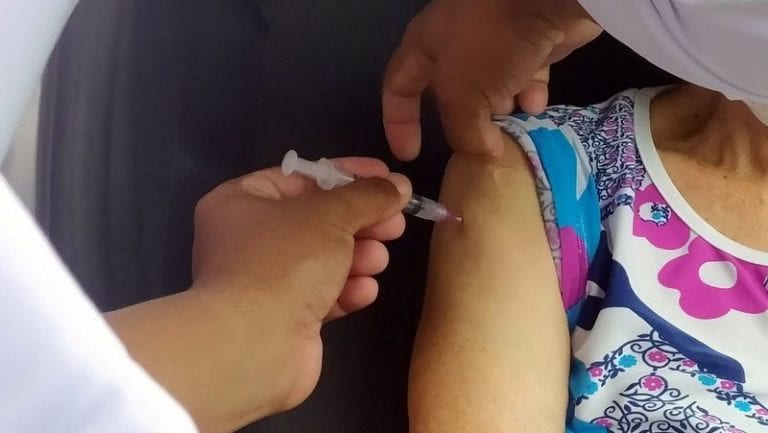 Guarapari prorroga prazo para a vacinação de idosos acima de 90 e profissionais da saúde acima de 60