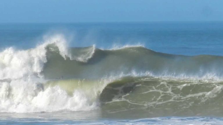 Alerta: ondas de 5 metros e ventos de 75 km/h para o Espírito Santo