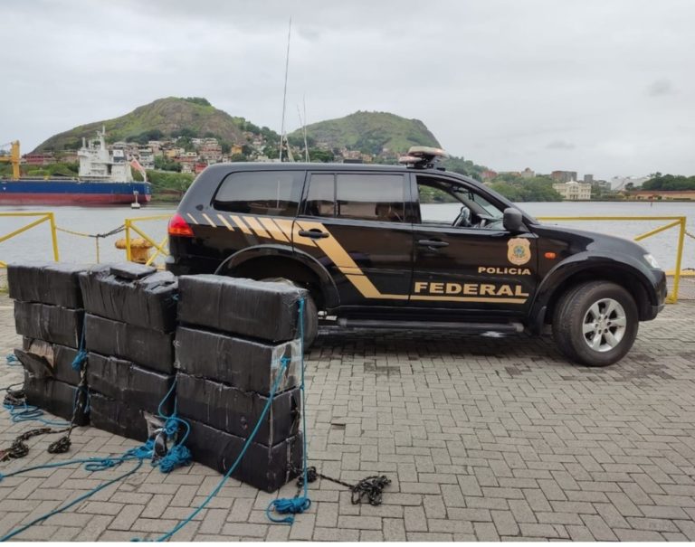 Vila Velha: PF apreende 380 kg de cocaína dentro de barco