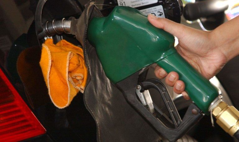 Litro da gasolina ultrapassa os R$ 8 pela primeira vez no Brasil