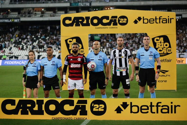Árbitro de Botafogo x Flamengo relata arremesso de objetos pela torcida