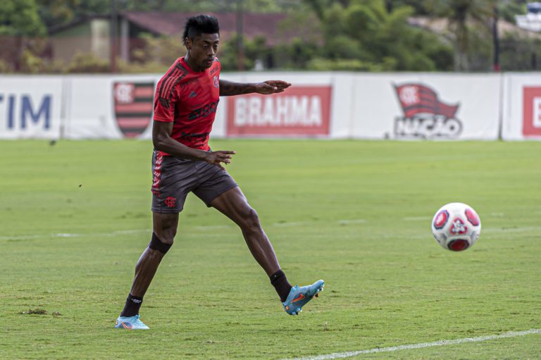Bruno Henrique e David Luiz participam de treino do Flamengo